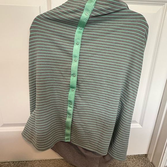 Lululemon Vinyasa Striped Gray and Green Buttoned scarf..Excellent Condition! - Picture 1 of 6